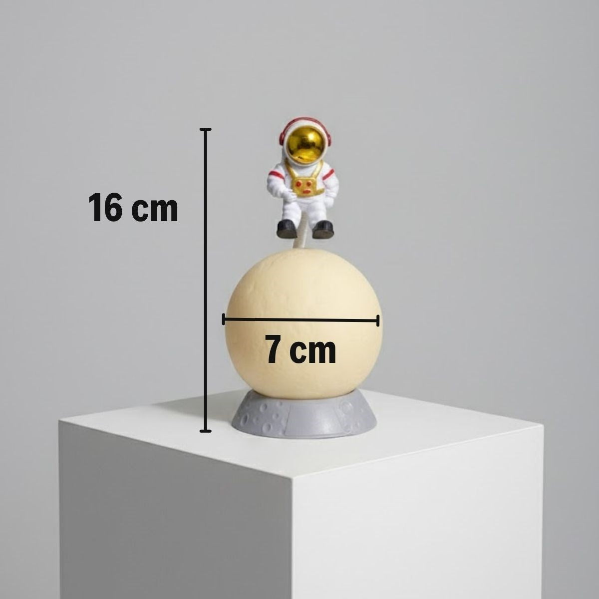 3D Ay Üzerinde Astronot LED Gece Lambası - Dokunmatik 10 Renk Değiştiren Dekoratif Çocuk Odası Masaüstü Ay Lambası (5347)
