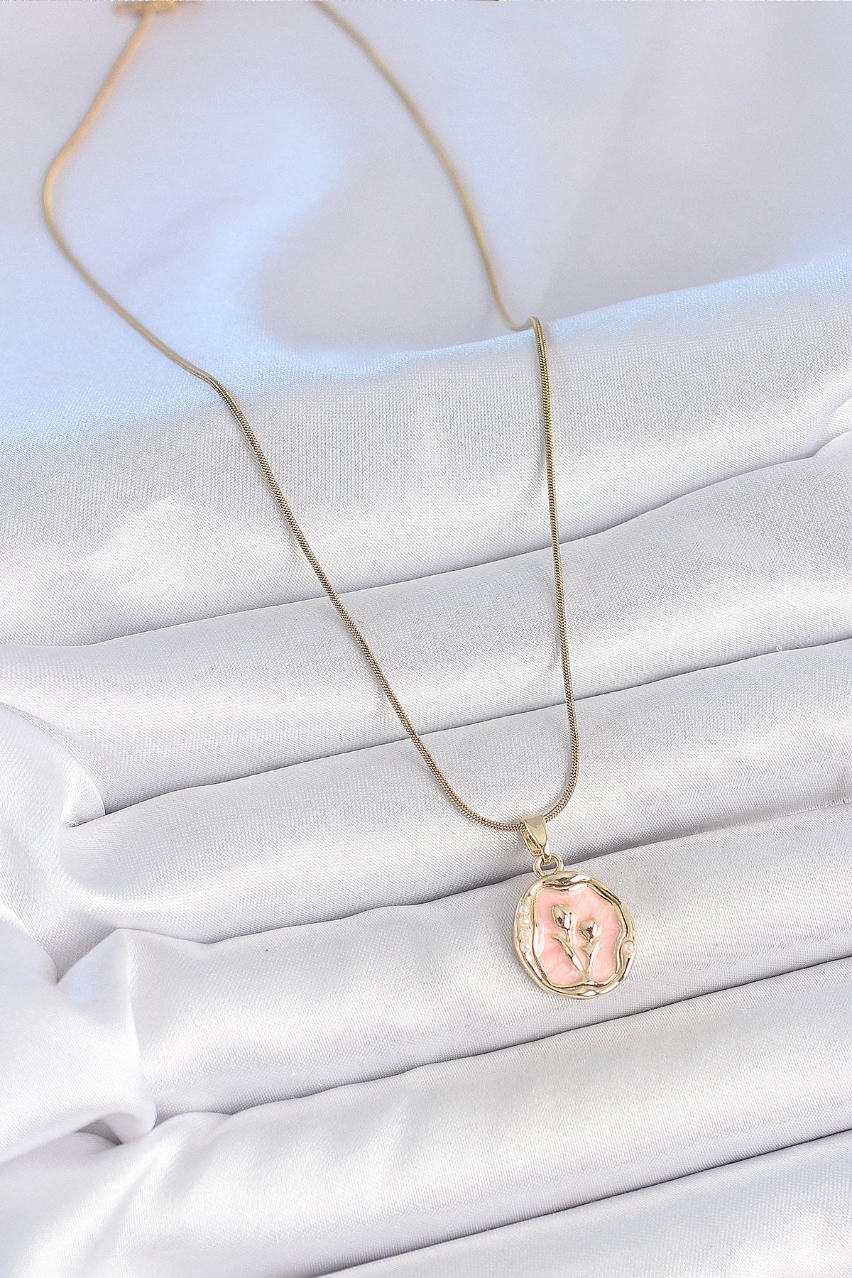 Mey İthalat® 316L Çelik Gold Renk Zincir Pembe Mineli Çiçek İşlemeli Portre Model Kadın Kolye