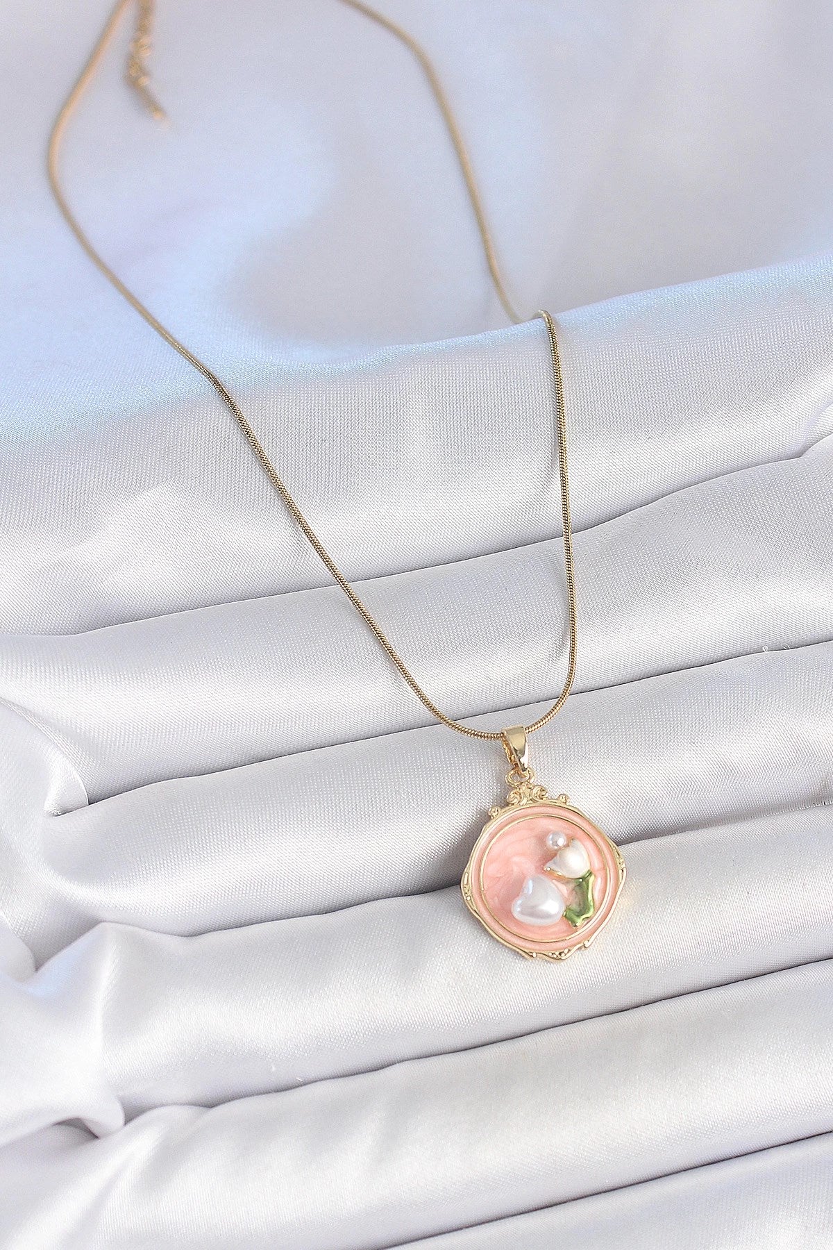 Mey İthalat® 316L Çelik Gold Renk Zincir Pembe Mineli İncili Çiçek İşlemeli Portre Model Kadın Kolye