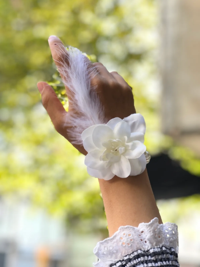 سوار "Bride to be" لوصيفة العروس، سوار حفلة توديع العزوبية باللون الأبيض مزين بالريش واللؤلؤ، 10 قطع (5347)