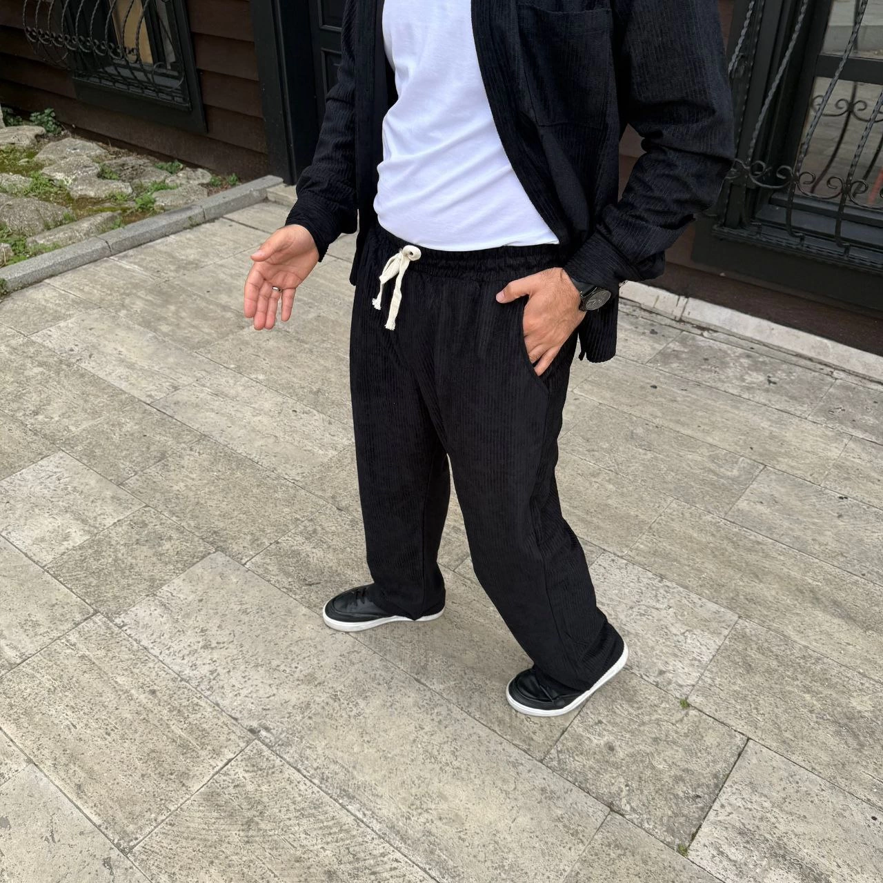 Erkek Kadife Oversize Takım - Gömlek ve Pantolon İkili Set Füme Corduroy Şıklığı, Rahat ve Zarif Duruş Yumuşak Dokulu Kadife Kumaş, Düğmeli Gömlek Üst ve Lastikli Pantolon Alt Parça ile Gün Boyu Konfor- Siyah