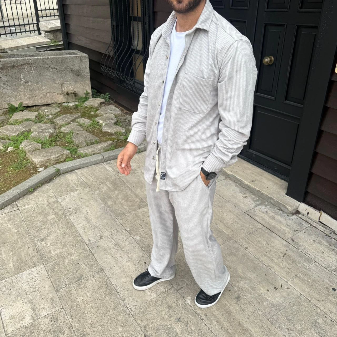 Erkek Kadife Oversize Takım - Gömlek ve Pantolon İkili Set Füme Corduroy Şıklığı, Rahat ve Zarif Duruş Yumuşak Dokulu Kadife Kumaş, Düğmeli Gömlek Üst ve Lastikli Pantolon Alt Parça ile Gün Boyu Konfor- Gri