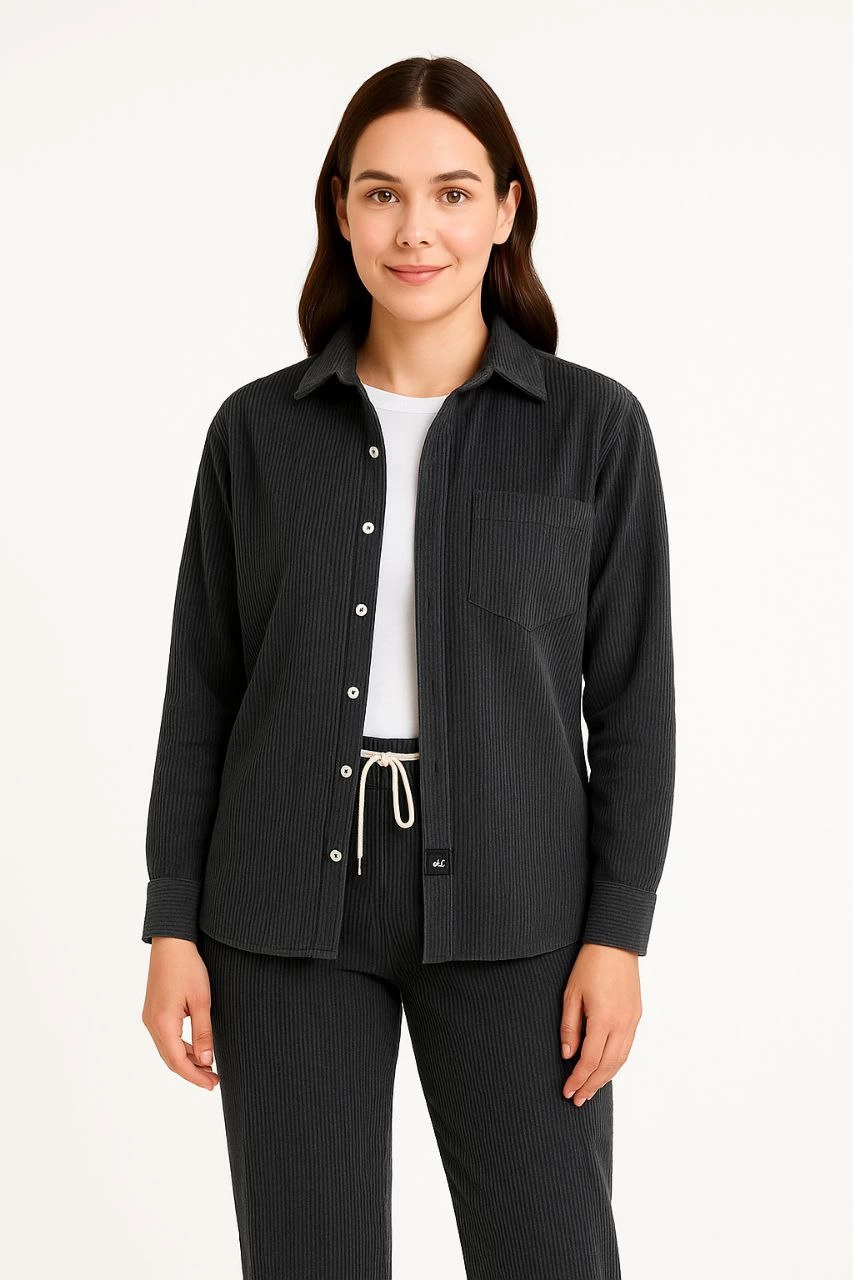 Kadın Kadife Oversize Takım - Gömlek ve Pantolon İkili Set Füme Corduroy Şıklığı, Rahat ve Zarif Duruş Yumuşak Dokulu Kadife Kumaş, Düğmeli Gömlek Üst ve Lastikli Pantolon Alt Parça ile Gün Boyu Konfor- Siyah