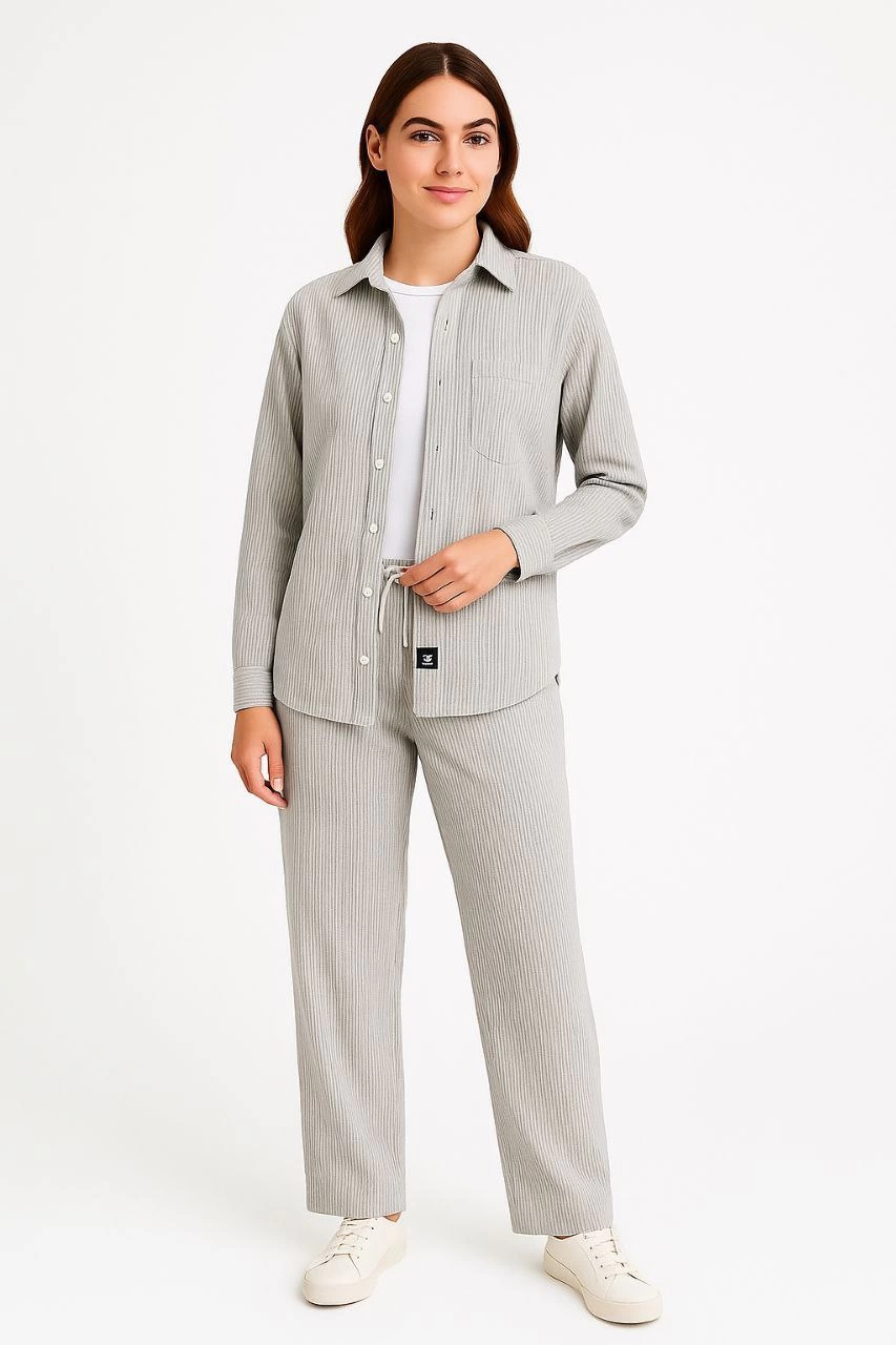 Kadın Kadife Oversize Takım - Gömlek ve Pantolon İkili Set Füme Corduroy Şıklığı, Rahat ve Zarif Duruş Yumuşak Dokulu Kadife Kumaş, Düğmeli Gömlek Üst ve Lastikli Pantolon Alt Parça ile Gün Boyu Konfor- Gri