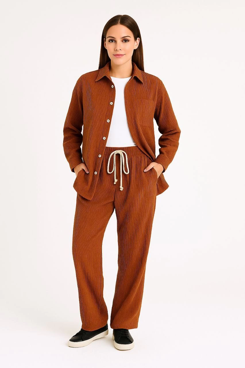 Kadın Kadife Oversize Takım - Gömlek ve Pantolon İkili Set Füme Corduroy Şıklığı, Rahat ve Zarif Duruş Yumuşak Dokulu Kadife Kumaş, Düğmeli Gömlek Üst ve Lastikli Pantolon Alt Parça ile Gün Boyu Konfor- Kiremit