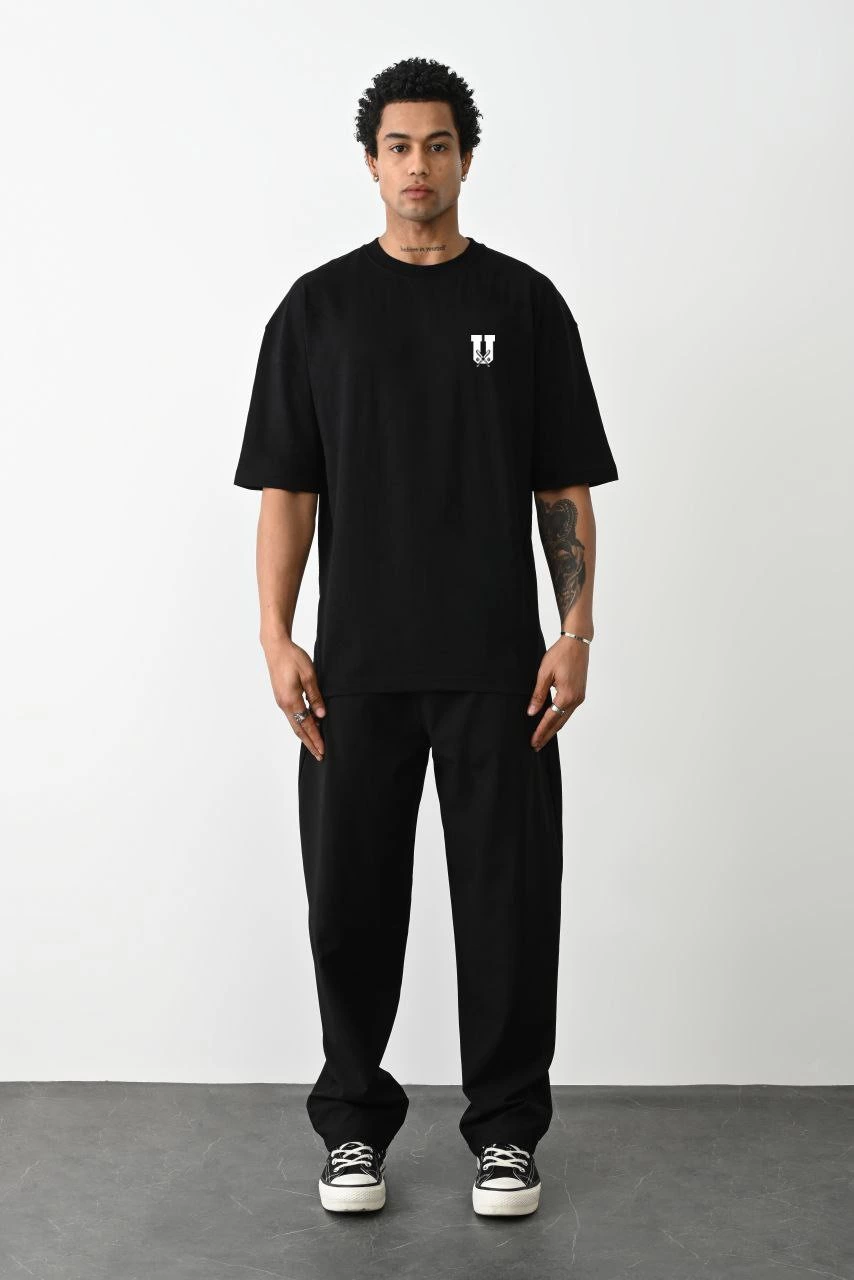 تيشيرت بياقة مستديرة مطبوعة بقصة فضفاضة للجنسين - أسود