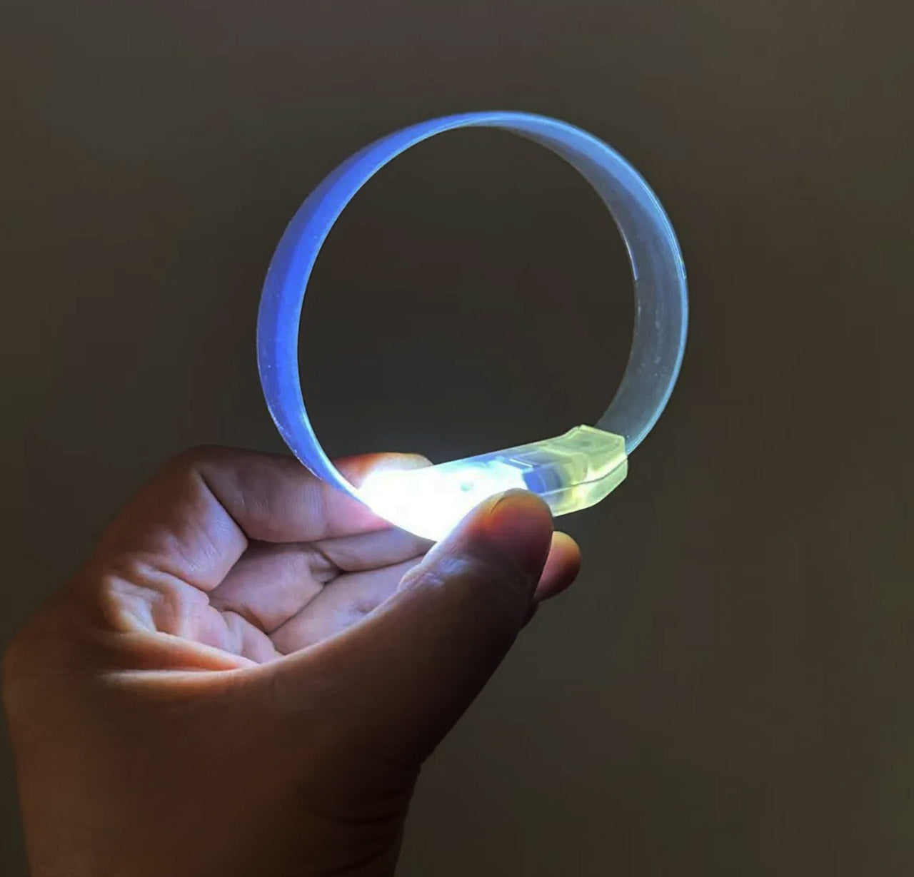 سوار الحفلات المرن LED يعمل بالبطارية بثلاثة أوضاع - أبيض