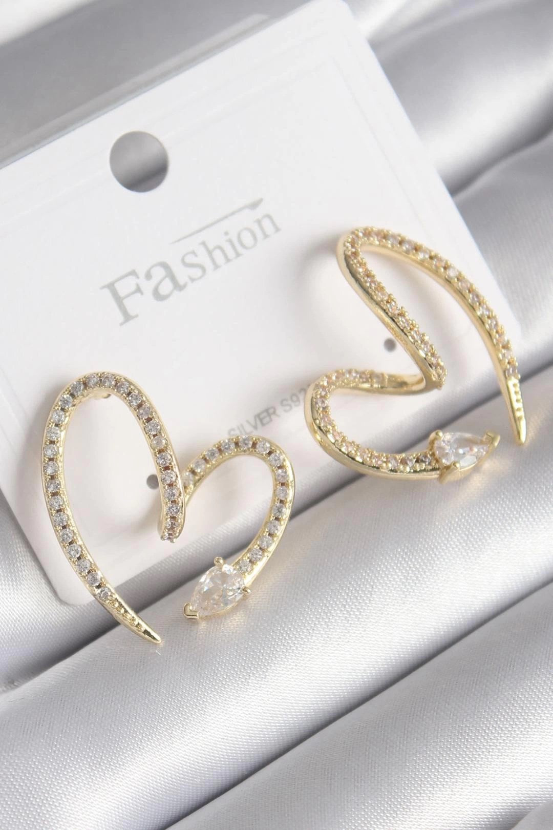 Mey İthalat® Pirinç Gold Renk Zirkon Taşlı Yılan Kalp Model Kadın Küpe
