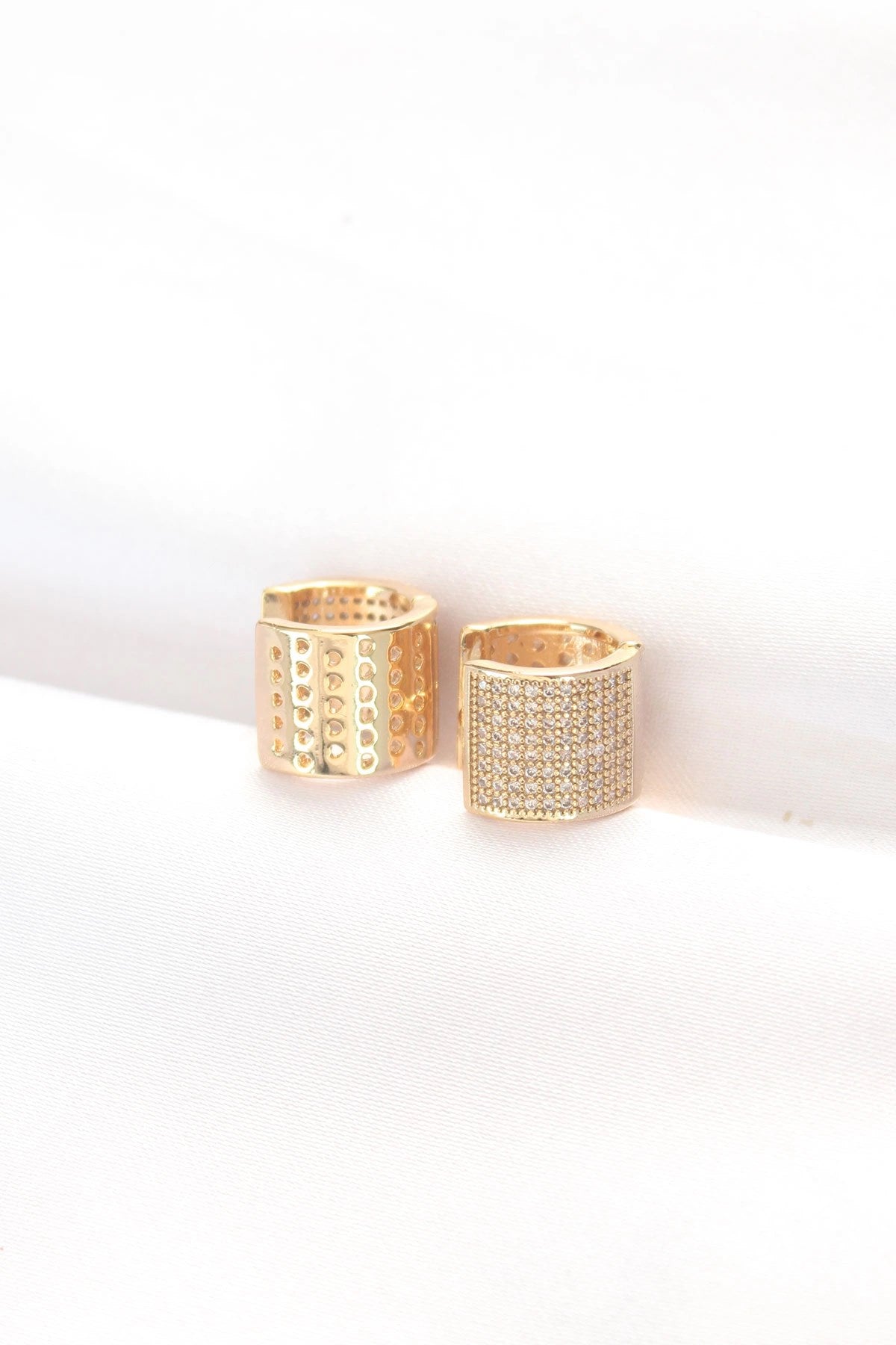 Mey İthalat® Pirinç Gold Renk Taşlı Minimal Küpe