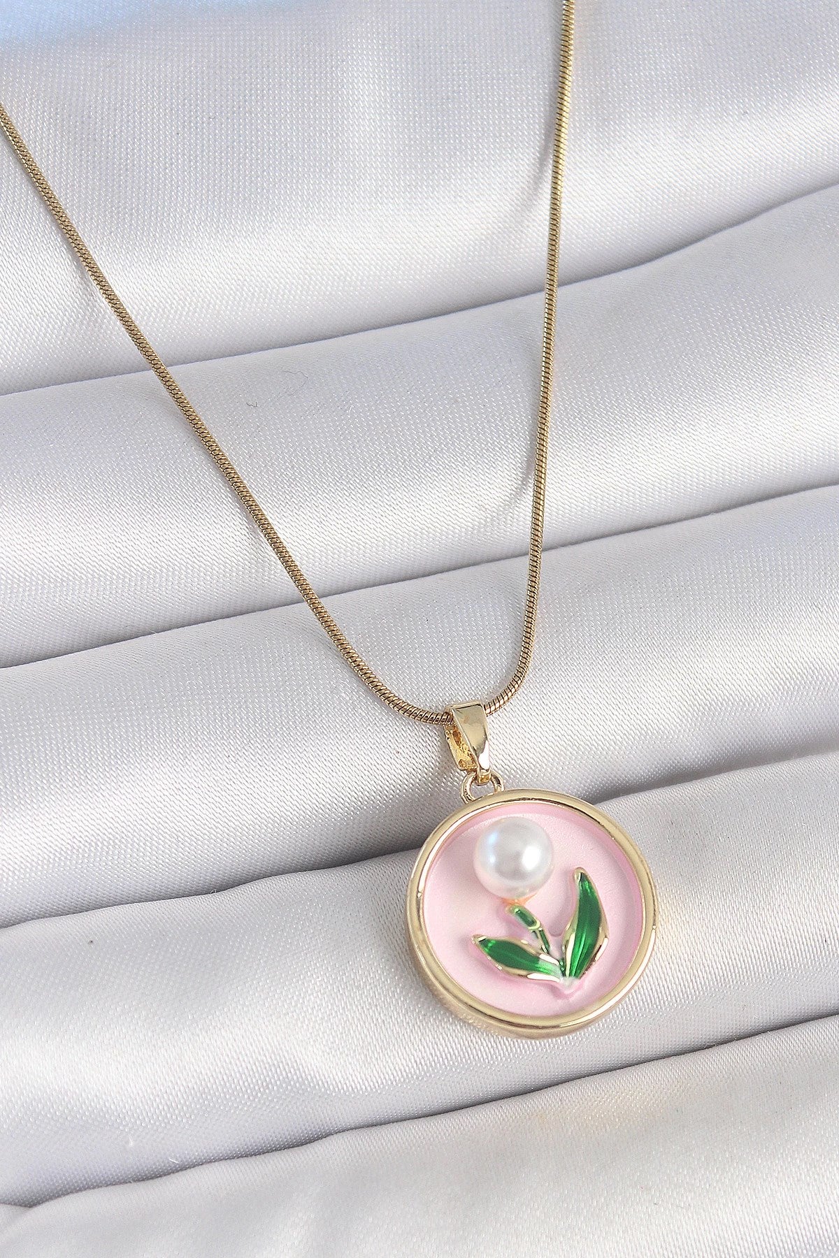 Mey İthalat® 316L Çelik Gold Renk Zincir Pembe Mineli İncili Çiçek İşlemeli Portre Model Kadın Kolye