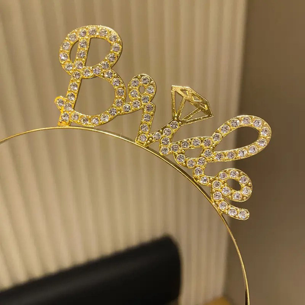 تاج عروس "Bride" باللون الذهبي المرصع بالأحجار