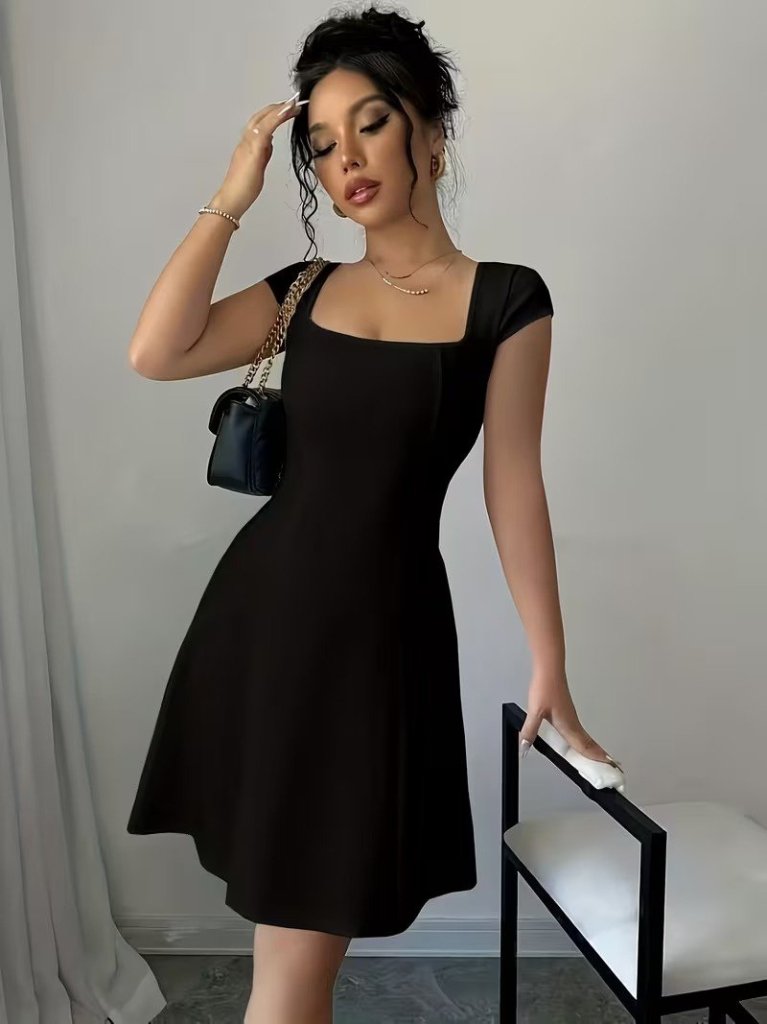 Kadın Kısa Kollu Kare Yakalı Kısa Ithal Krep Elbise