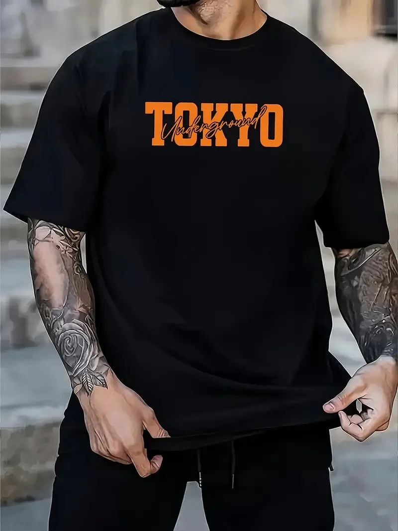 Erkek Turuncu Spor Araba Grafik Tişört - "TOKYO" Baskılı Günlük Oversize Kısa Kollu Tişört, Yetişkinler için Yazlık Giyim, Turuncu Araba Tasarımı- Siyah
