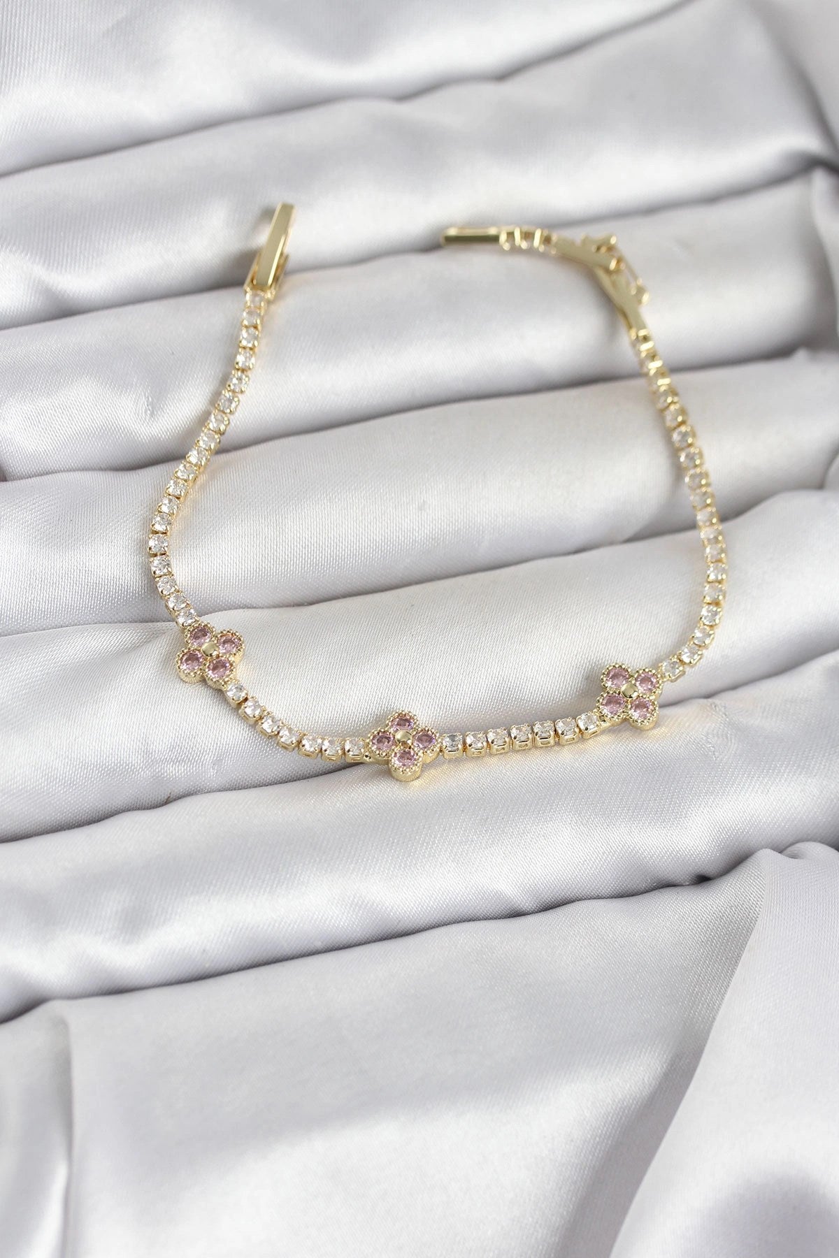 Mey İthalat® Pembe Yonca Detaylı Zirkon Taşlı Gold Renk Pirinç Su Yolu Kadın Bileklik