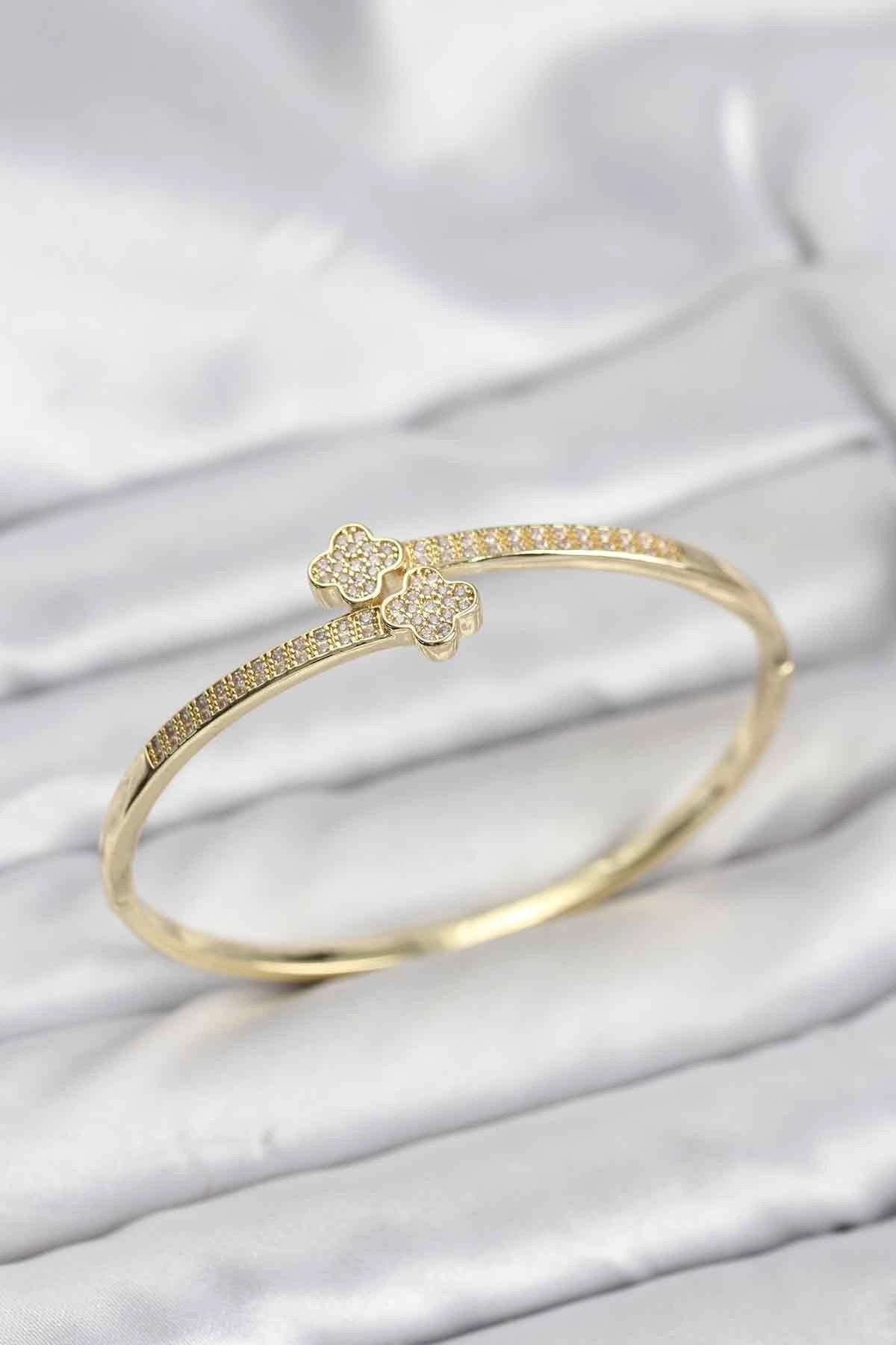 Mey İthalat® Pirinç Gold Renk Zirkon Taşlı Yonca Model Kadın Kelepçe Bileklik