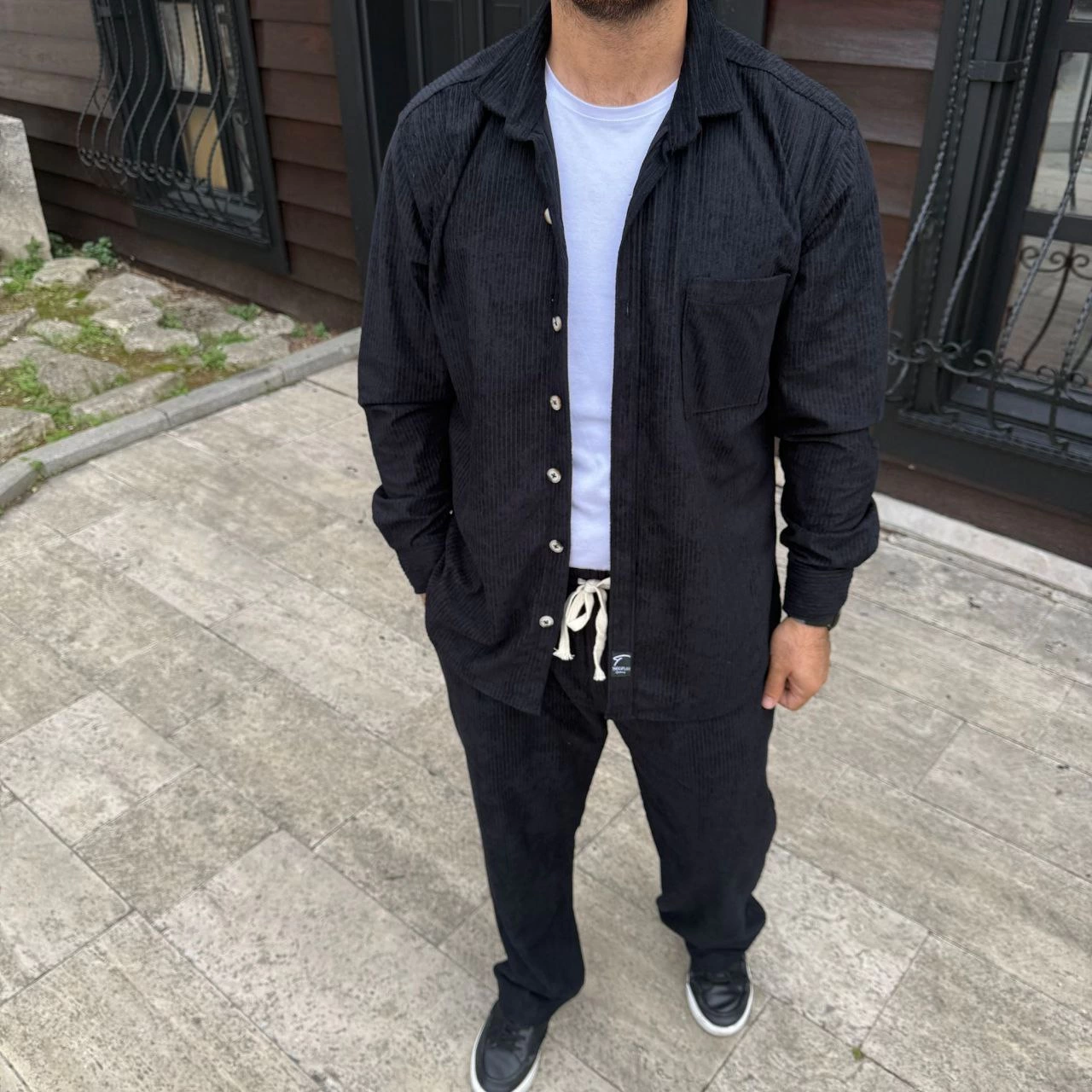 Erkek Kadife Oversize Takım - Gömlek ve Pantolon İkili Set Füme Corduroy Şıklığı, Rahat ve Zarif Duruş Yumuşak Dokulu Kadife Kumaş, Düğmeli Gömlek Üst ve Lastikli Pantolon Alt Parça ile Gün Boyu Konfor- Siyah