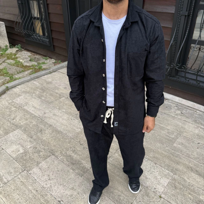 Erkek Kadife Oversize Takım - Gömlek ve Pantolon İkili Set Füme Corduroy Şıklığı, Rahat ve Zarif Duruş Yumuşak Dokulu Kadife Kumaş, Düğmeli Gömlek Üst ve Lastikli Pantolon Alt Parça ile Gün Boyu Konfor- Siyah