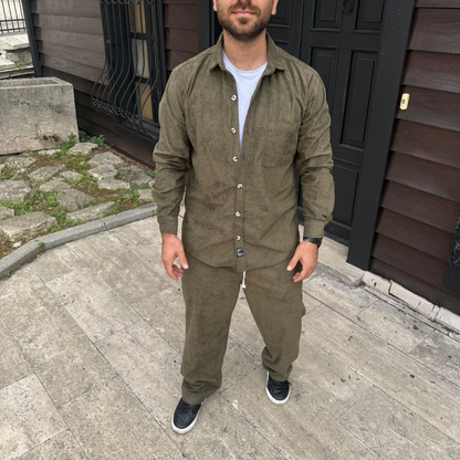 Erkek Kadife Oversize Takım - Gömlek ve Pantolon İkili Set Füme Corduroy Şıklığı, Rahat ve Zarif Duruş Yumuşak Dokulu Kadife Kumaş, Düğmeli Gömlek Üst ve Lastikli Pantolon Alt Parça ile Gün Boyu Konfor- Haki