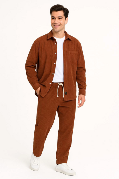 Erkek Kadife Oversize Takım - Gömlek ve Pantolon İkili Set Füme Corduroy Şıklığı, Rahat ve Zarif Duruş Yumuşak Dokulu Kadife Kumaş, Düğmeli Gömlek Üst ve Lastikli Pantolon Alt Parça ile Gün Boyu Konfor- Kiremit