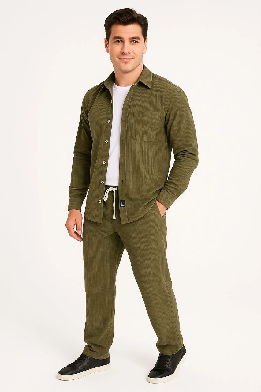 Erkek Kadife Oversize Takım - Gömlek ve Pantolon İkili Set Füme Corduroy Şıklığı, Rahat ve Zarif Duruş Yumuşak Dokulu Kadife Kumaş, Düğmeli Gömlek Üst ve Lastikli Pantolon Alt Parça ile Gün Boyu Konfor- Haki