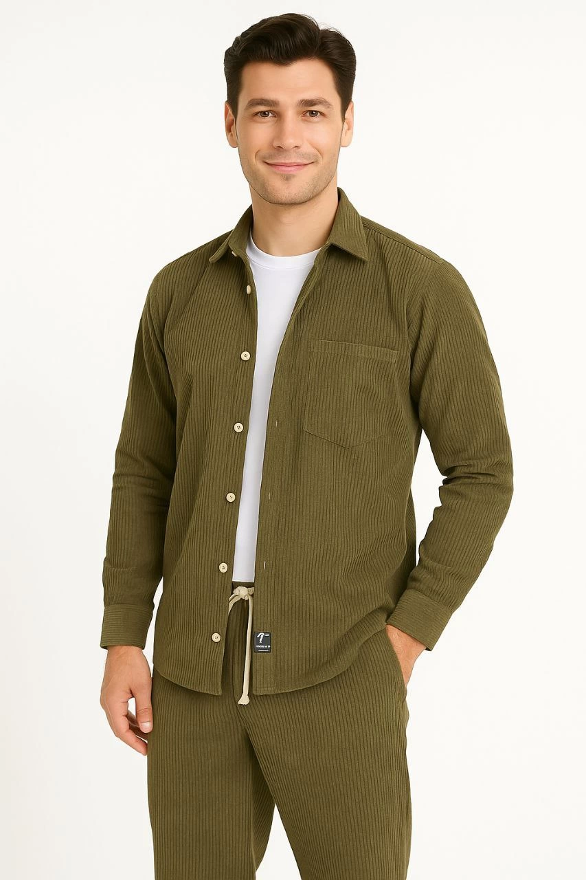 Erkek Kadife Oversize Takım - Gömlek ve Pantolon İkili Set Füme Corduroy Şıklığı, Rahat ve Zarif Duruş Yumuşak Dokulu Kadife Kumaş, Düğmeli Gömlek Üst ve Lastikli Pantolon Alt Parça ile Gün Boyu Konfor- Haki