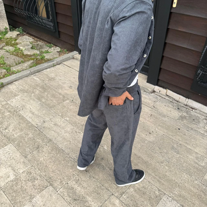 Erkek Kadife Oversize Takım - Gömlek ve Pantolon İkili Set Füme Corduroy Şıklığı, Rahat ve Zarif Duruş Yumuşak Dokulu Kadife Kumaş, Düğmeli Gömlek Üst ve Lastikli Pantolon Alt Parça ile Gün Boyu Konfor- Füme