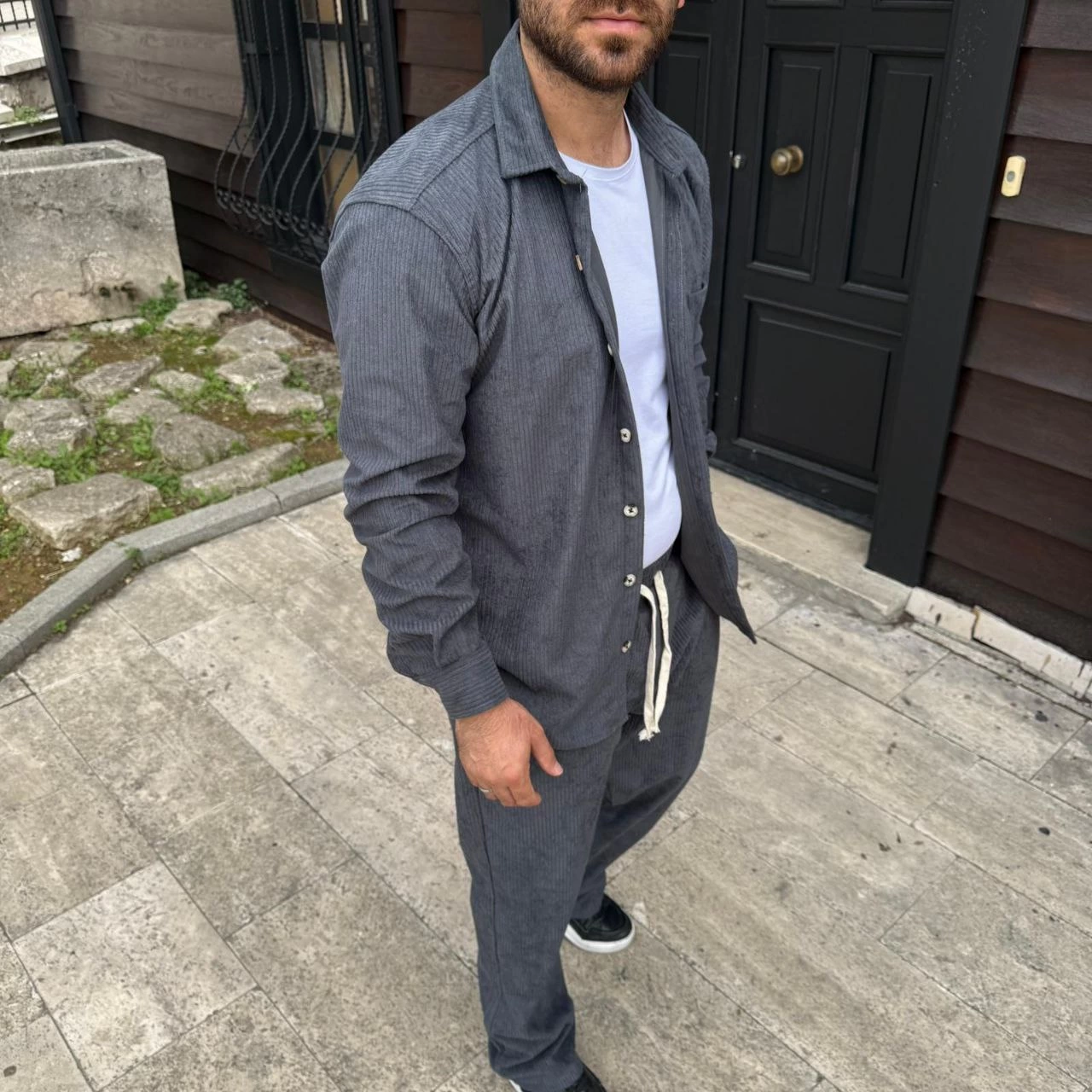 Erkek Kadife Oversize Takım - Gömlek ve Pantolon İkili Set Füme Corduroy Şıklığı, Rahat ve Zarif Duruş Yumuşak Dokulu Kadife Kumaş, Düğmeli Gömlek Üst ve Lastikli Pantolon Alt Parça ile Gün Boyu Konfor- Füme