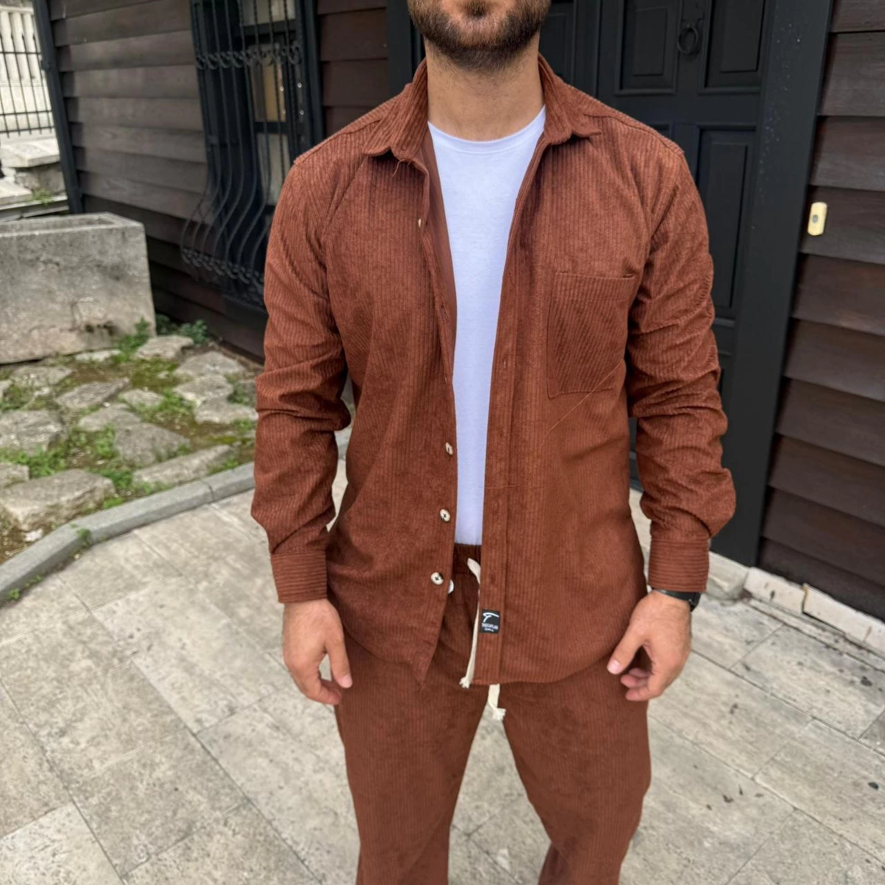 Erkek Kadife Oversize Takım - Gömlek ve Pantolon İkili Set Füme Corduroy Şıklığı, Rahat ve Zarif Duruş Yumuşak Dokulu Kadife Kumaş, Düğmeli Gömlek Üst ve Lastikli Pantolon Alt Parça ile Gün Boyu Konfor- Kiremit
