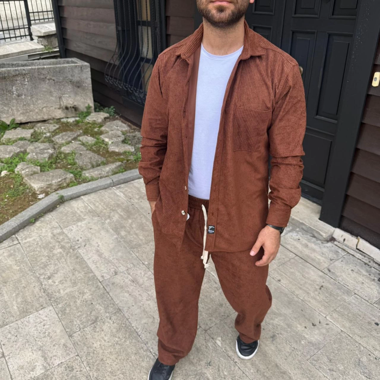 Erkek Kadife Oversize Takım - Gömlek ve Pantolon İkili Set Füme Corduroy Şıklığı, Rahat ve Zarif Duruş Yumuşak Dokulu Kadife Kumaş, Düğmeli Gömlek Üst ve Lastikli Pantolon Alt Parça ile Gün Boyu Konfor- Kiremit