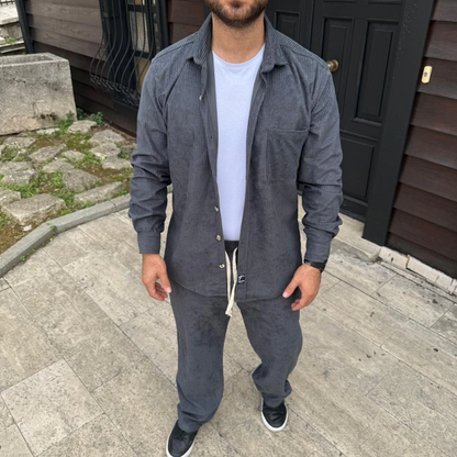 Erkek Kadife Oversize Takım - Gömlek ve Pantolon İkili Set Füme Corduroy Şıklığı, Rahat ve Zarif Duruş Yumuşak Dokulu Kadife Kumaş, Düğmeli Gömlek Üst ve Lastikli Pantolon Alt Parça ile Gün Boyu Konfor- Füme