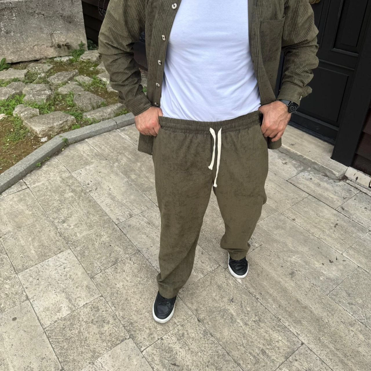 Erkek Kadife Oversize Takım - Gömlek ve Pantolon İkili Set Füme Corduroy Şıklığı, Rahat ve Zarif Duruş Yumuşak Dokulu Kadife Kumaş, Düğmeli Gömlek Üst ve Lastikli Pantolon Alt Parça ile Gün Boyu Konfor- Haki