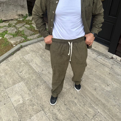 Erkek Kadife Oversize Takım - Gömlek ve Pantolon İkili Set Füme Corduroy Şıklığı, Rahat ve Zarif Duruş Yumuşak Dokulu Kadife Kumaş, Düğmeli Gömlek Üst ve Lastikli Pantolon Alt Parça ile Gün Boyu Konfor- Haki