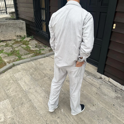 Erkek Kadife Oversize Takım - Gömlek ve Pantolon İkili Set Füme Corduroy Şıklığı, Rahat ve Zarif Duruş Yumuşak Dokulu Kadife Kumaş, Düğmeli Gömlek Üst ve Lastikli Pantolon Alt Parça ile Gün Boyu Konfor- Gri