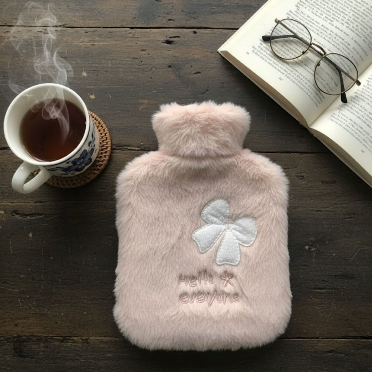 Hello Everyone Yazılı Kurdeleli Pembe Peluş Sıcak Su Torbası 1 Lt - Yumuşak Kılıf, Uzun Süre Sıcak Tutan Termal Su Torbası (5347)