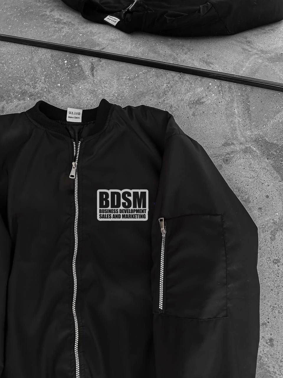 Erkek Siyah Bomber Mont - Fermuarlı, Cepli, Kapitone Astarlı, Göğüs Baskılı Tasarım Günlük Rahat Ceket - Siyah