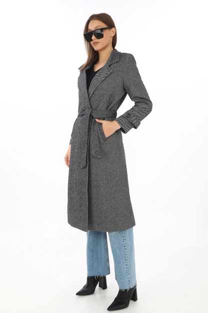 Kadın Balık Sırtı Kaşe Kaban - Uzun Boy Kruvaze Yaka Kuşaklı Astarlı Kışlık Tesettür Kaban, Yünlü Dokuma Kaşmir Kumaş, Cepli Rahat Oversize Kalıp Şık Modern Kaban Mont Modeli (Günlük ve Özel Gün Kombinlerine Uygun) - Füme