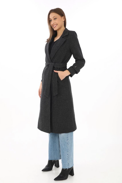 Kadın Balık Sırtı Kaşe Kaban - Uzun Boy Kruvaze Yaka Kuşaklı Astarlı Kışlık Tesettür Kaban, Yünlü Dokuma Kaşmir Kumaş, Cepli Rahat Oversize Kalıp Şık Modern Kaban Mont Modeli (Günlük ve Özel Gün Kombinlerine Uygun) - Siyah