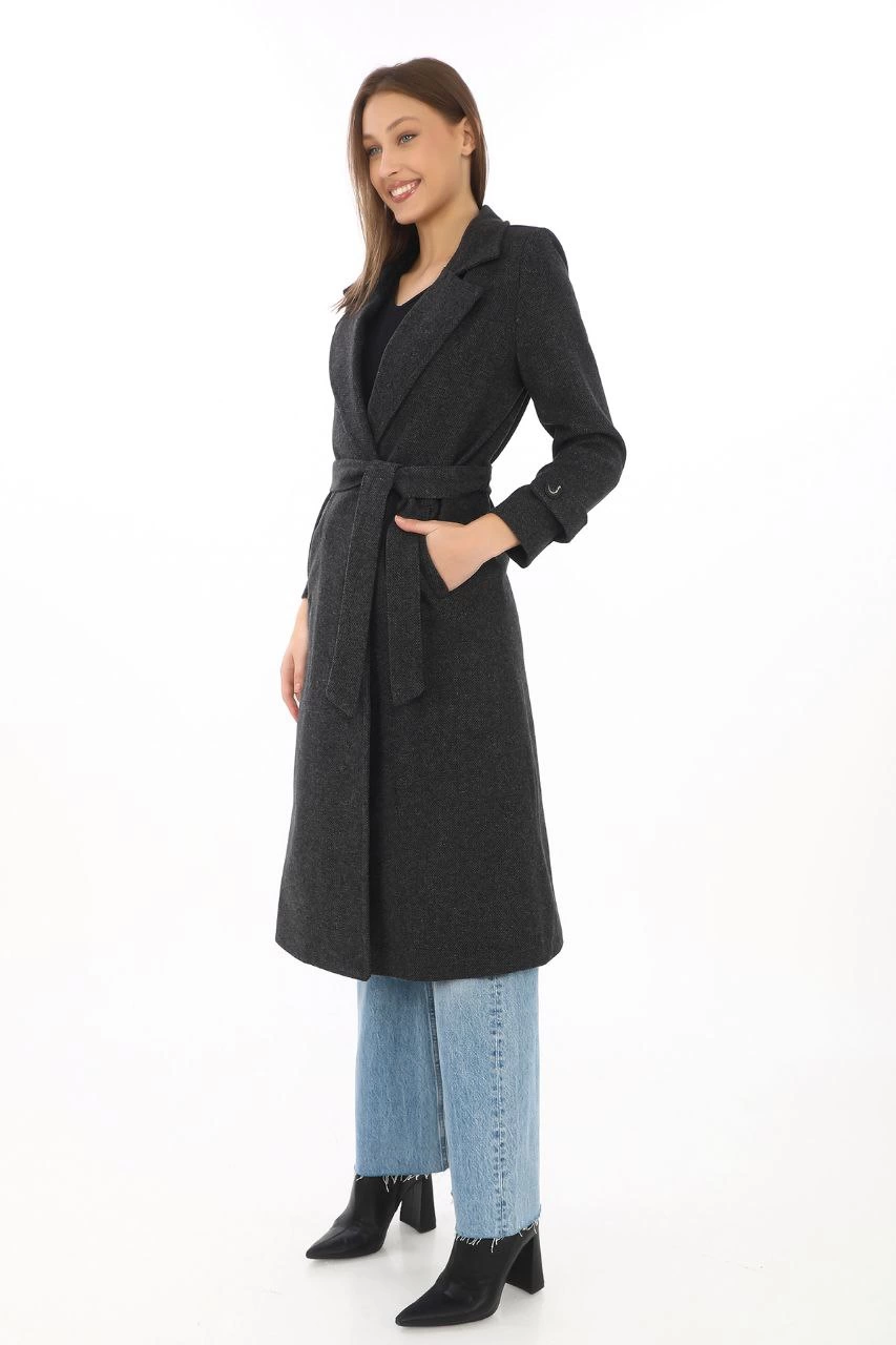 Kadın Balık Sırtı Kaşe Kaban - Uzun Boy Kruvaze Yaka Kuşaklı Astarlı Kışlık Tesettür Kaban, Yünlü Dokuma Kaşmir Kumaş, Cepli Rahat Oversize Kalıp Şık Modern Kaban Mont Modeli (Günlük ve Özel Gün Kombinlerine Uygun) - Siyah