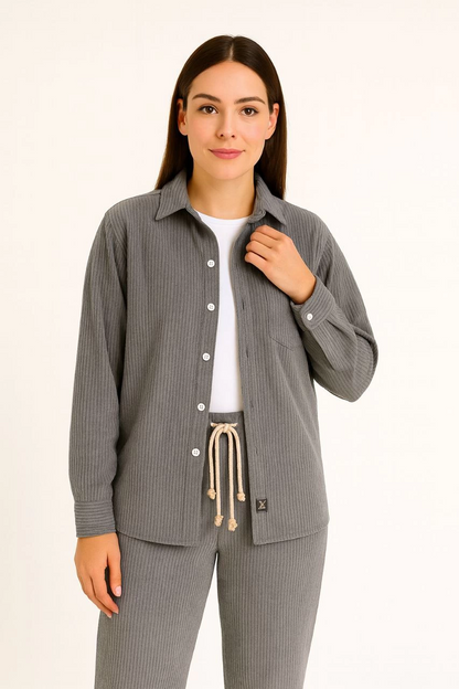 Kadın Kadife Oversize Takım - Gömlek ve Pantolon İkili Set Füme Corduroy Şıklığı, Rahat ve Zarif Duruş Yumuşak Dokulu Kadife Kumaş, Düğmeli Gömlek Üst ve Lastikli Pantolon Alt Parça ile Gün Boyu Konfor- Füme