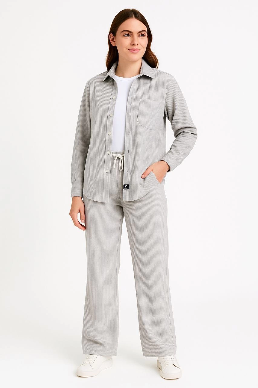 Kadın Kadife Oversize Takım - Gömlek ve Pantolon İkili Set Füme Corduroy Şıklığı, Rahat ve Zarif Duruş Yumuşak Dokulu Kadife Kumaş, Düğmeli Gömlek Üst ve Lastikli Pantolon Alt Parça ile Gün Boyu Konfor- Gri