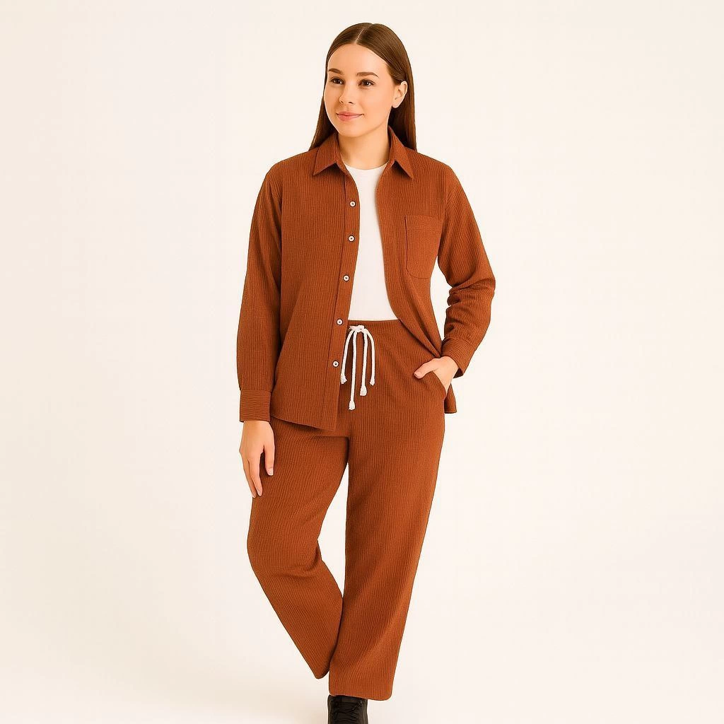 Kadın Kadife Oversize Takım - Gömlek ve Pantolon İkili Set Füme Corduroy Şıklığı, Rahat ve Zarif Duruş Yumuşak Dokulu Kadife Kumaş, Düğmeli Gömlek Üst ve Lastikli Pantolon Alt Parça ile Gün Boyu Konfor- Kiremit