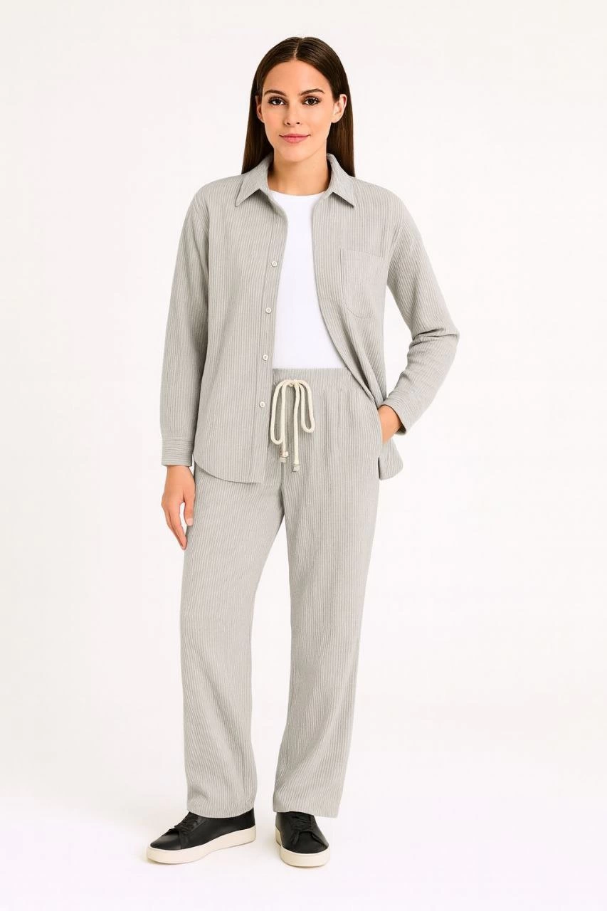 Kadın Kadife Oversize Takım - Gömlek ve Pantolon İkili Set Füme Corduroy Şıklığı, Rahat ve Zarif Duruş Yumuşak Dokulu Kadife Kumaş, Düğmeli Gömlek Üst ve Lastikli Pantolon Alt Parça ile Gün Boyu Konfor- Gri