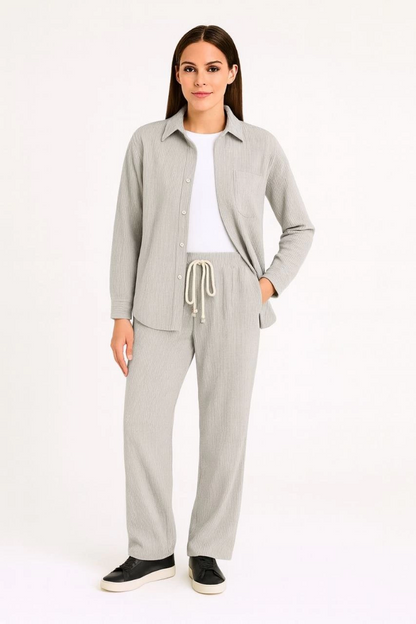 Kadın Kadife Oversize Takım - Gömlek ve Pantolon İkili Set Füme Corduroy Şıklığı, Rahat ve Zarif Duruş Yumuşak Dokulu Kadife Kumaş, Düğmeli Gömlek Üst ve Lastikli Pantolon Alt Parça ile Gün Boyu Konfor- Gri