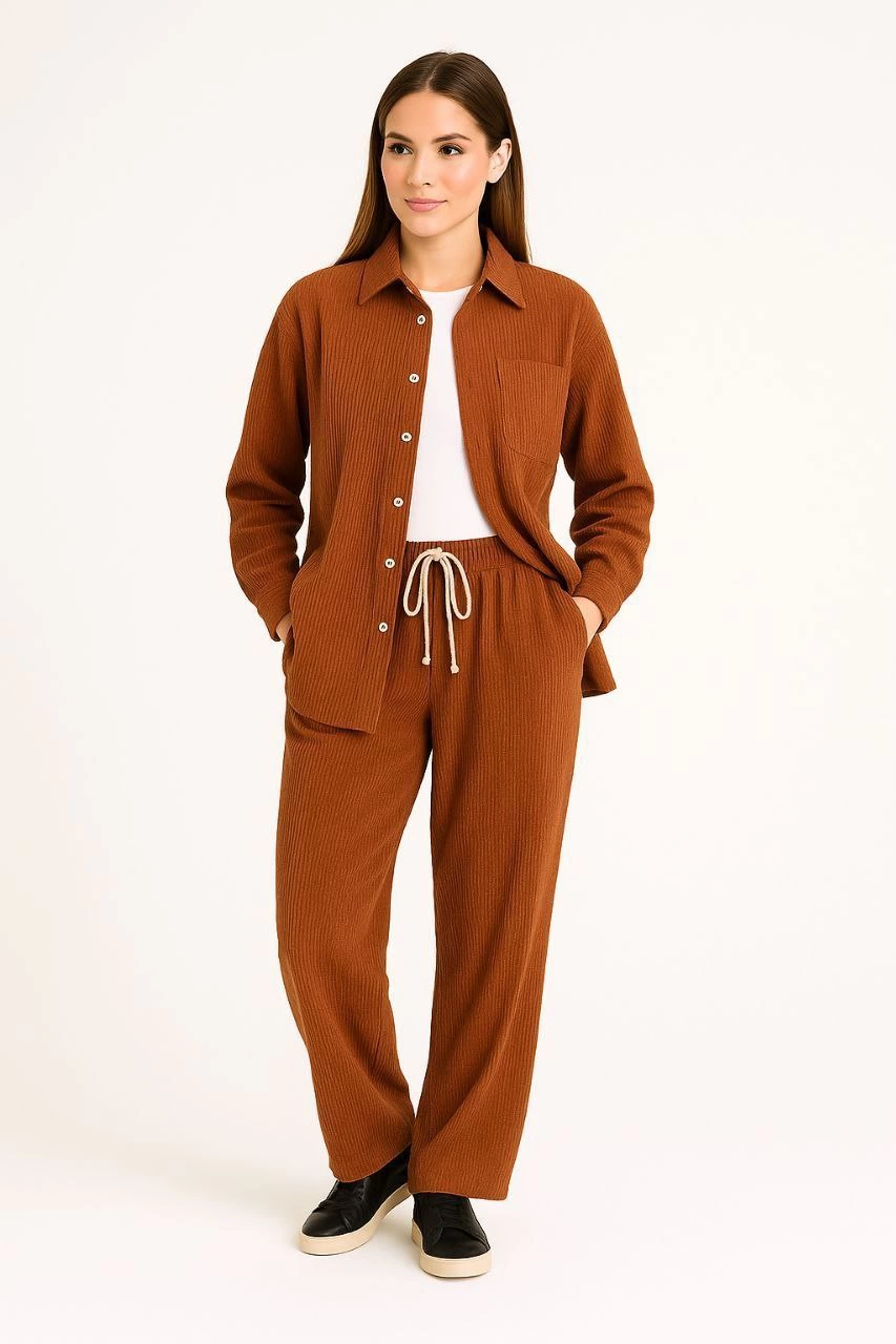 Kadın Kadife Oversize Takım - Gömlek ve Pantolon İkili Set Füme Corduroy Şıklığı, Rahat ve Zarif Duruş Yumuşak Dokulu Kadife Kumaş, Düğmeli Gömlek Üst ve Lastikli Pantolon Alt Parça ile Gün Boyu Konfor- Kiremit