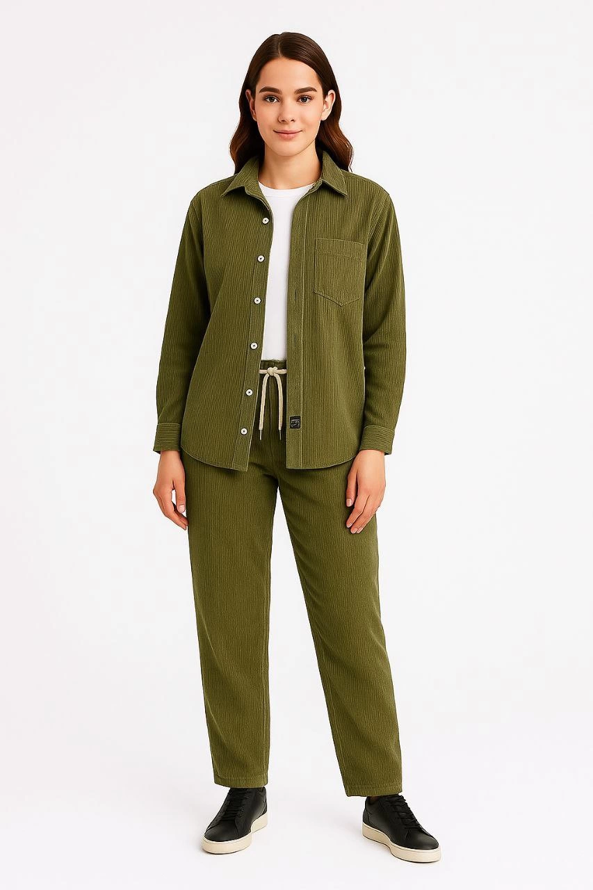 Kadın Kadife Oversize Takım - Gömlek ve Pantolon İkili Set Füme Corduroy Şıklığı, Rahat ve Zarif Duruş Yumuşak Dokulu Kadife Kumaş, Düğmeli Gömlek Üst ve Lastikli Pantolon Alt Parça ile Gün Boyu Konfor- haki