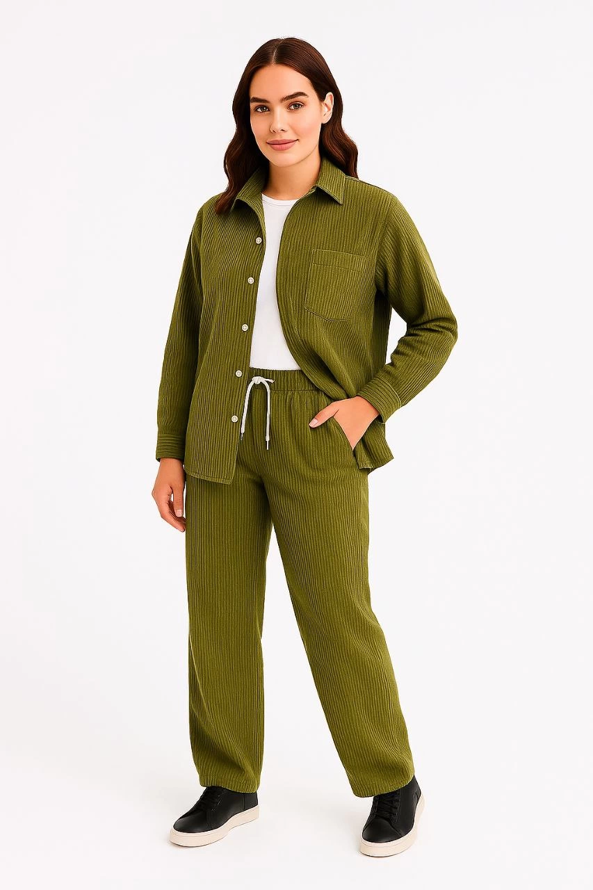 Kadın Kadife Oversize Takım - Gömlek ve Pantolon İkili Set Füme Corduroy Şıklığı, Rahat ve Zarif Duruş Yumuşak Dokulu Kadife Kumaş, Düğmeli Gömlek Üst ve Lastikli Pantolon Alt Parça ile Gün Boyu Konfor- haki