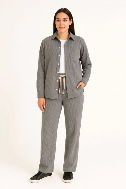 Kadın Kadife Oversize Takım - Gömlek ve Pantolon İkili Set Füme Corduroy Şıklığı, Rahat ve Zarif Duruş Yumuşak Dokulu Kadife Kumaş, Düğmeli Gömlek Üst ve Lastikli Pantolon Alt Parça ile Gün Boyu Konfor- Füme