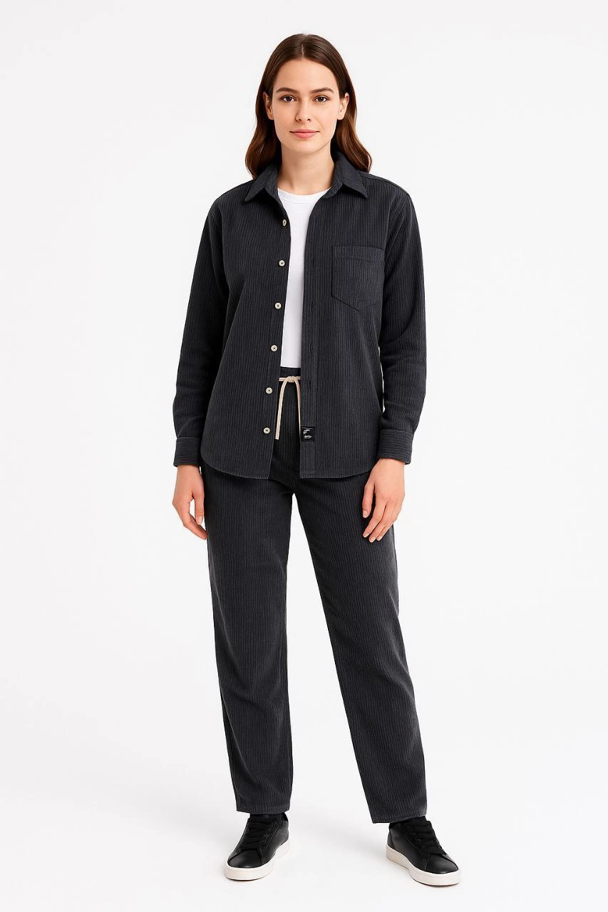 Kadın Kadife Oversize Takım - Gömlek ve Pantolon İkili Set Füme Corduroy Şıklığı, Rahat ve Zarif Duruş Yumuşak Dokulu Kadife Kumaş, Düğmeli Gömlek Üst ve Lastikli Pantolon Alt Parça ile Gün Boyu Konfor- Siyah