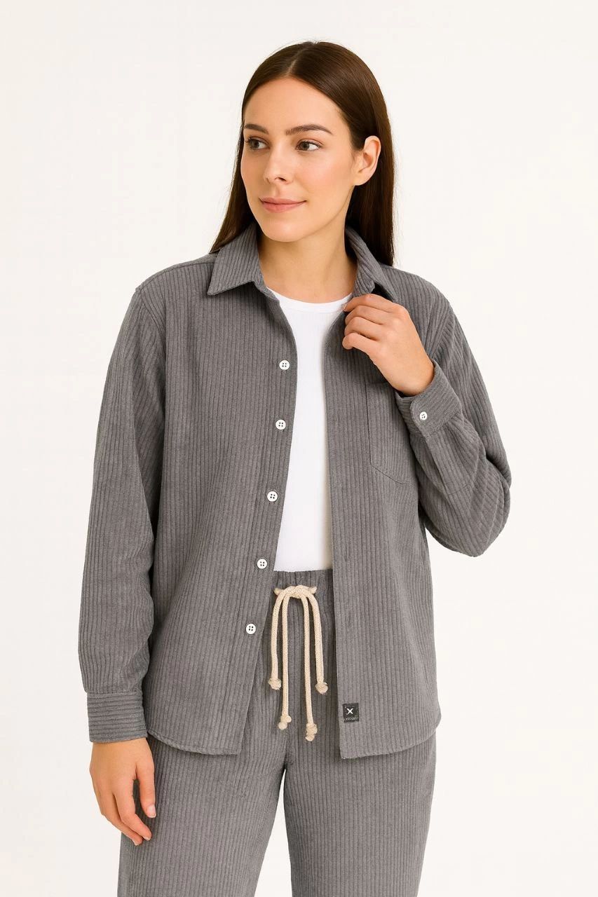 Kadın Kadife Oversize Takım - Gömlek ve Pantolon İkili Set Füme Corduroy Şıklığı, Rahat ve Zarif Duruş Yumuşak Dokulu Kadife Kumaş, Düğmeli Gömlek Üst ve Lastikli Pantolon Alt Parça ile Gün Boyu Konfor- Füme