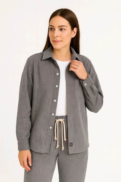 Kadın Kadife Oversize Takım - Gömlek ve Pantolon İkili Set Füme Corduroy Şıklığı, Rahat ve Zarif Duruş Yumuşak Dokulu Kadife Kumaş, Düğmeli Gömlek Üst ve Lastikli Pantolon Alt Parça ile Gün Boyu Konfor- Füme